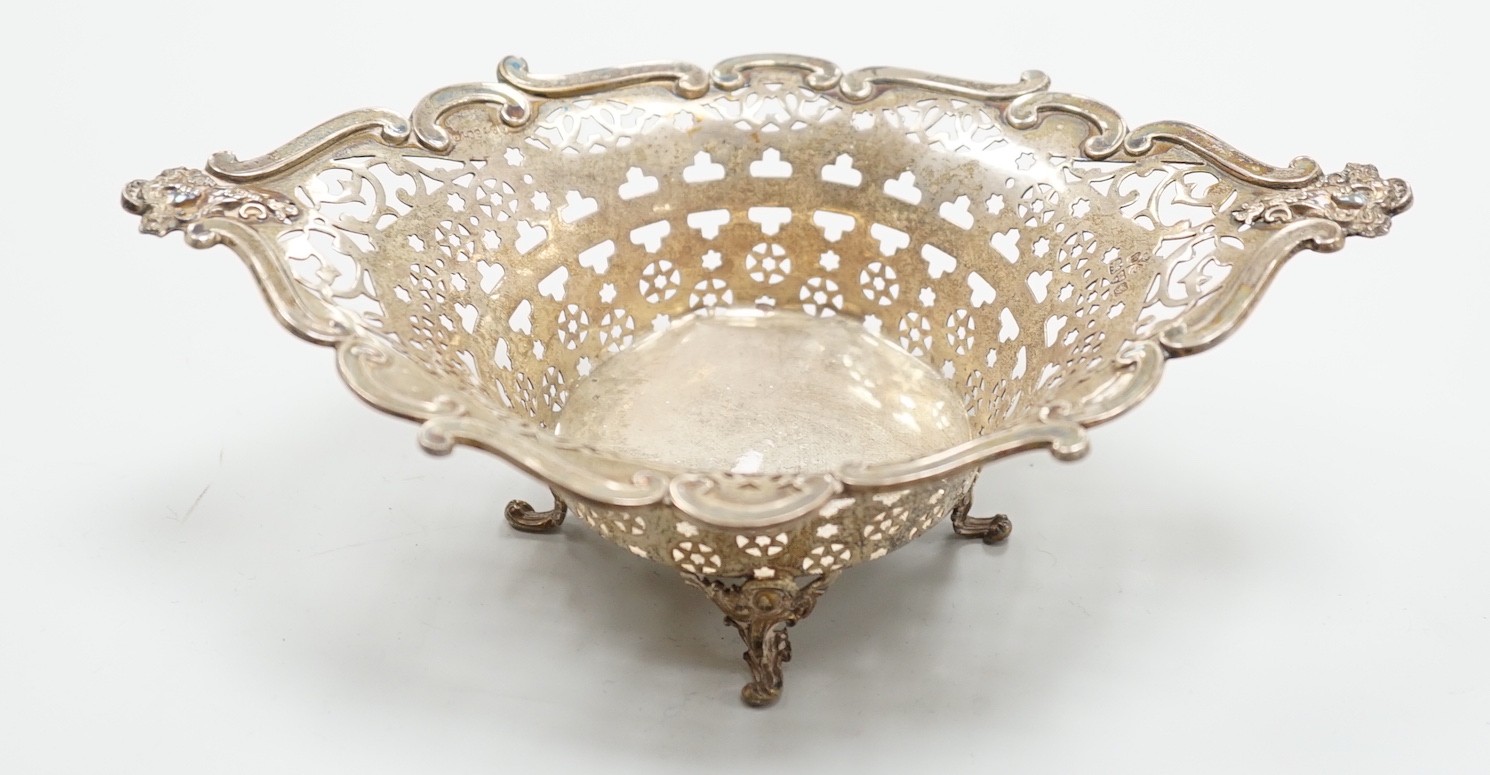 An Edwardian pierced silver oval bonbon basket, West & Son, Chester, 1907, 19cm, 3.7oz.